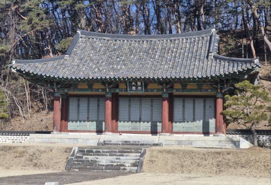 최익현의 영정을 모신 모덕사 경내의 영당. 현판에 '성충대의(聖忠大義)'라고 씌여있다.