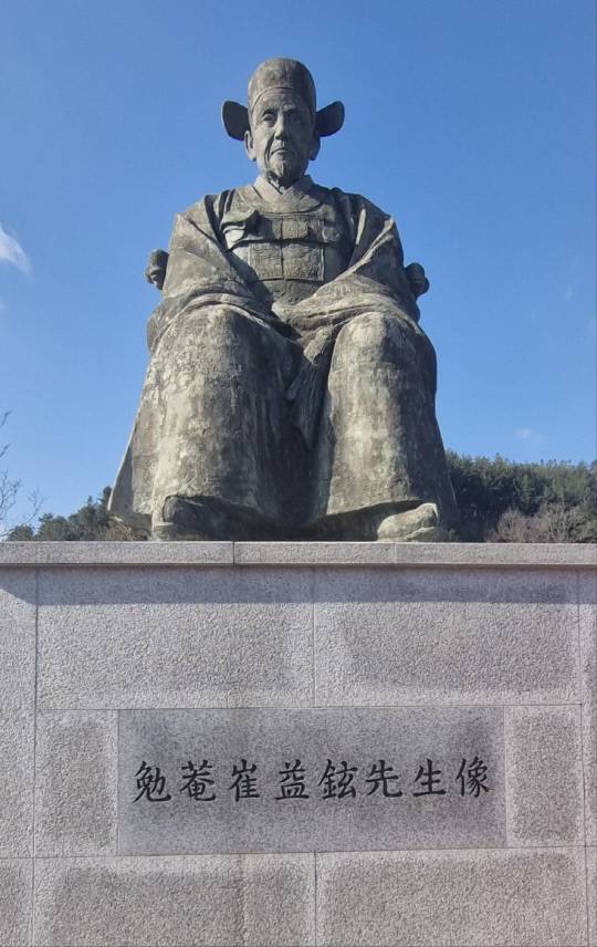 청양군 목면 모덕사 경내의 면암 최익현 동상.