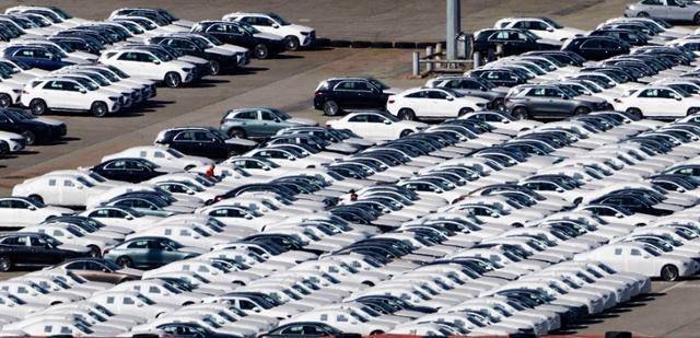 17일 경기 평택항에 수출용 차량들이 세워져 있다. 뉴시스