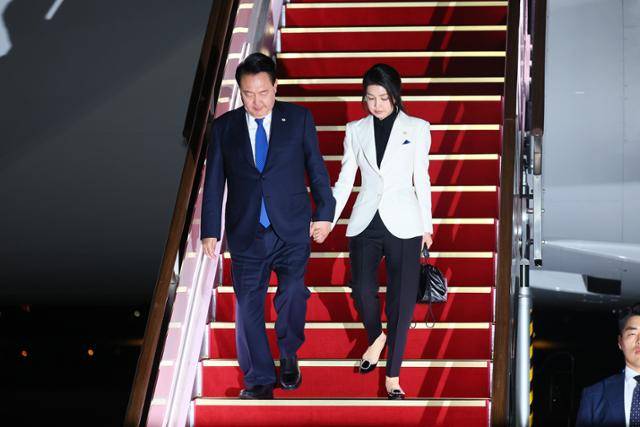윤석열 대통령과 김건희 여사가 지난해 7월 12일 북대서양조약기구(NATO·나토) 75주년 정상회의 등 미국 안보순방을 마치고 귀국, 서울공항에 도착해 공군 1호기에서 내리고 있다. 왕태석 선임기자