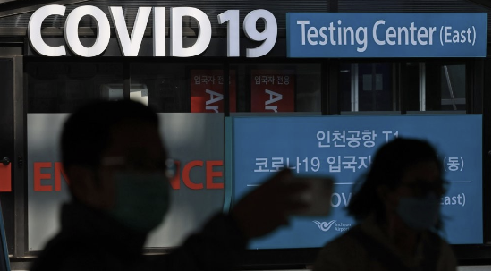 지난 2023년 3월 인천국제공항 제1여객터미널 코로나 검사센터 앞으로 관광객이 지나고 있다. (사진=연합뉴스)