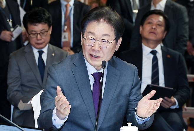 이재명 더불어민주당 대표(가운데)가 지난 20일 오후 국회 사랑재에서 열린 국회-정부 국정협의회 첫 회의에서 발언하고 있다. 국회사진기자단