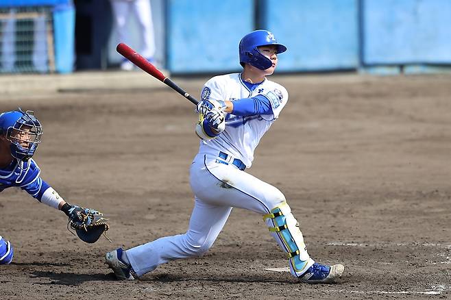 삼성 외야수 함수호(오른쪽)는 22일 자체 청백전에서 시원한 홈런포를 터트렸다. 롤모델인 구자욱처럼 삼성을 이끌어갈 선수로 성장할지 많은 관심이 쏠린다. 삼성 라이온즈