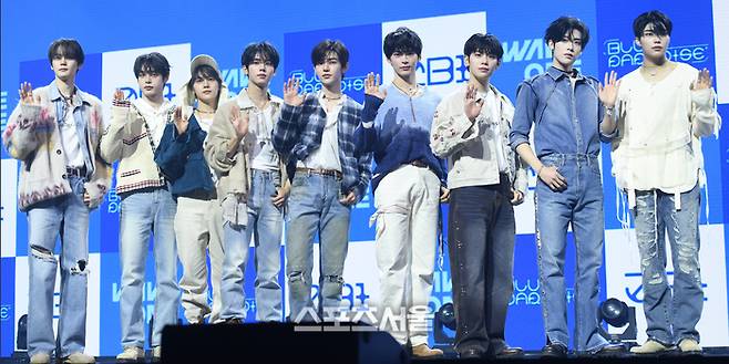 제로베이스원 김규빈, 김지웅, 석매튜, 한유진, 장하오, 성한빈, 김태래, 리키, 박건욱(왼쪽부터)이 24일 서울 용산구 블루스퀘어에서 열린 미니 5집 ‘블루 파라다이스(BLUE PARADISE)’ 발매 기념 미디어 쇼케이스에서 포토타임을 갖고 있다. 2025. 2. 24. 최승섭기자 thunder@sportsseoul.com