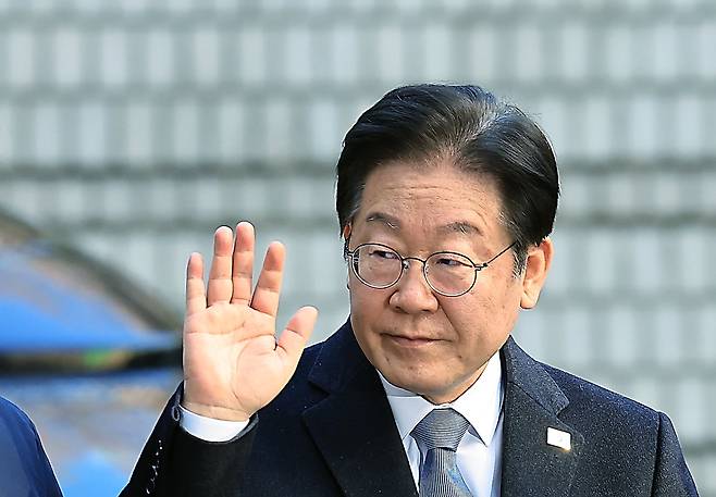 이재명 더불어민주당 대표가 지난 18일 오전 서울 서초구 서초중앙로 서울중앙지방법원에서 열린 특정범죄 가중 처벌 등에 관한 법률 위반(뇌물) 등 혐의 사건의 공판에 출석하고 있다. /뉴스1