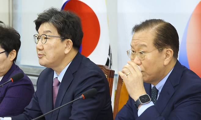 권영세 국민의힘 비상대책위원장이 24일 오전 국회에서 열린 비상대책위원회의에서 물을 마시고 있다. 윤운식 선임기자 yws@hani.co.kr