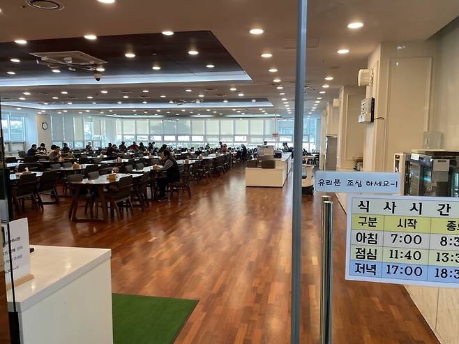 지난 1월14일, 전북 고창군 고창읍에 있는 서울시니어스 고창타워 입주민들이 점심식사를 하고 있다. 고창/황보연 기자