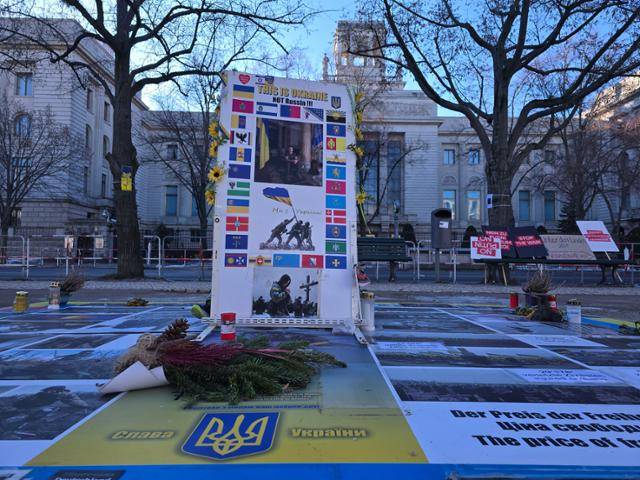 22일 독일 베를린 러시아대사관 앞 공터에 우크라이나를 지지하고 러시아를 비판하는 포스터 등이 놓여 있다. 베를린=신은별 특파원