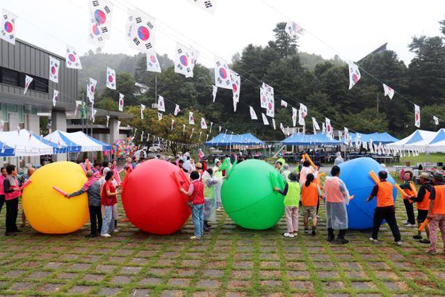 지난해 9월 경기 가평군 초롱이둥지마을 주민들이 체육대회를 하고 있다. 초롱이둥지마을 제공