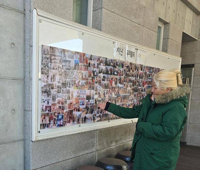 지난 15일 초롱이둥지마을 김영희 사무국장이 도농복합센터에 게시된 마을행사 사진에 대해 설명하고 있다. 임명수 기자
