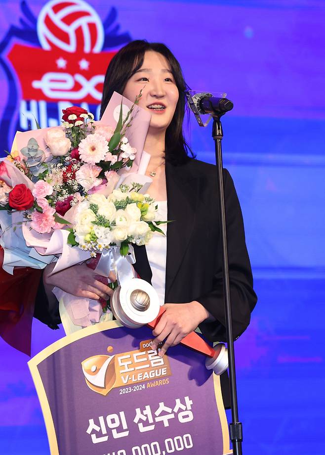 한국도로공사 김세빈이 8일 오후 서울 서초구 더케이호텔 서울에서 진행된 2023-2024 V리그 시상식에서 여자부 신인선수상을 수상하고 소감을 말하고 있다. 김민규 기자 mgkim1@edaily.co.kr /2024.04.08/