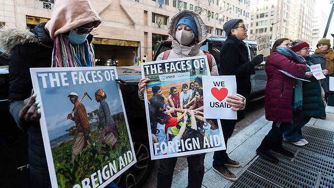 트럼프 행정부의 구조조정으로부터 국제개발처를 보호할 것을 주장하며 시위를 벌이는 시민들