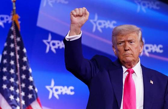 도널드 트럼프 미국 대통령이 22일(현지시간) 강경 보수단체 모임인 보수정치행동회의(CPAC)에서 지지자들을 향해 주먹을 들어보이고 있다. 로이터=연합뉴스