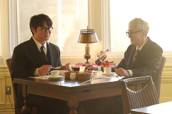 27일 오후 5시 넷플릭스를 통해 공개되는 예능 '미친맛집: 미식가 친구의 맛집'의 한 장면. 성시경(왼쪽)과 마쓰시게 유타카가 서로의 현지 맛집을 추천하는 컨셉이다. 첫주는 1화(마쓰시게의 13년 단골 미친맛집)와 2화(일본에서 가장 비싼 치즈케이크)가 함께 공개된다. 사진 넷플릭스