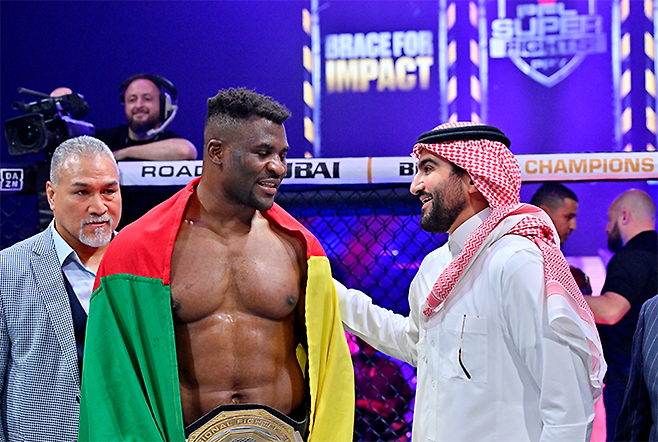 UFC를 제패했던 프란시스 은가누(가운데)가 2024년 10월 사우디아라비아 리야드에서 초대 PFL 슈퍼파이트 헤비급 챔피언으로 등극한 후 축하를 받고 있다. 사진=MMAX Investment Partners, Inc.