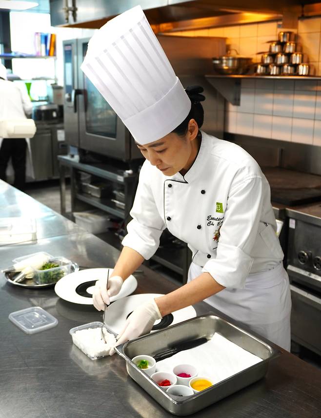 음식을 만들고 있는 조은주 셰프. 채상우 기자