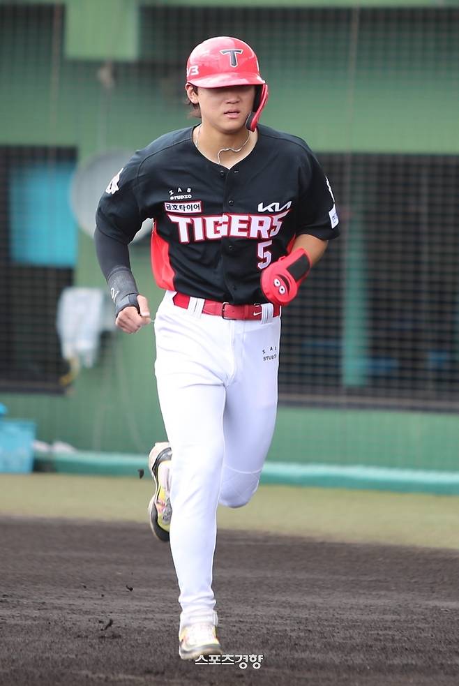 KIA 김도영이 지난 22일 히로시마와 연습경기에 출전해 타석을 마친 뒤 더그아웃으로 향하고 있다. KIA 타이거즈 제공