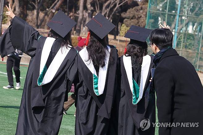 졸업식 기념사진은 필수 (서울=연합뉴스) 진연수 기자 = 지난 14일 서울 동대문구 한국외국어대학교에서 열린 전기 학위수여식에서 졸업생들이 기념사진을 찍고 있다. 2025.2.24 jin90@yna.co.kr