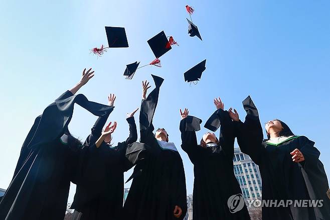 '더 큰 꿈을 향해' (서울=연합뉴스) 진연수 기자 = 지난 14일 서울 동대문구 한국외국어대학교에서 열린 전기 학위수여식에서 졸업생들이 학사모를 던지며 기념촬영을 하고 있다. 2025.2.24 jin90@yna.co.kr