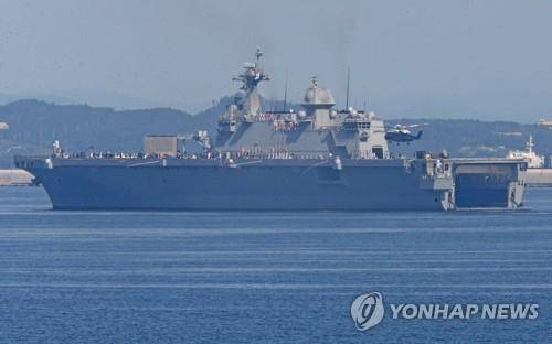 마라도함에 착륙하는 헬기 (포항=연합뉴스) 손대성 기자 = 1일 경북 포항 영일만 일원에서 열린 제73주년 국군의날 기념행사에서 해군의 두 번째 대형수송함인 마라도함에 헬기가 착륙하고 있다. 2021.10.1 sds123@yna.co.kr