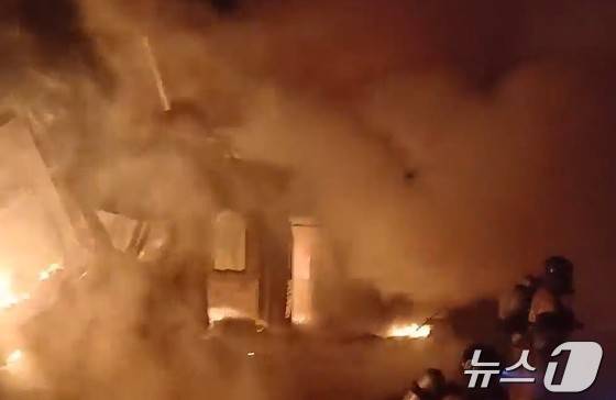 전남 해남 황산면에서 화재 진압 중인 소방당국.(독자제공. 재판매 및 DB금지)2025.2.24./뉴스1