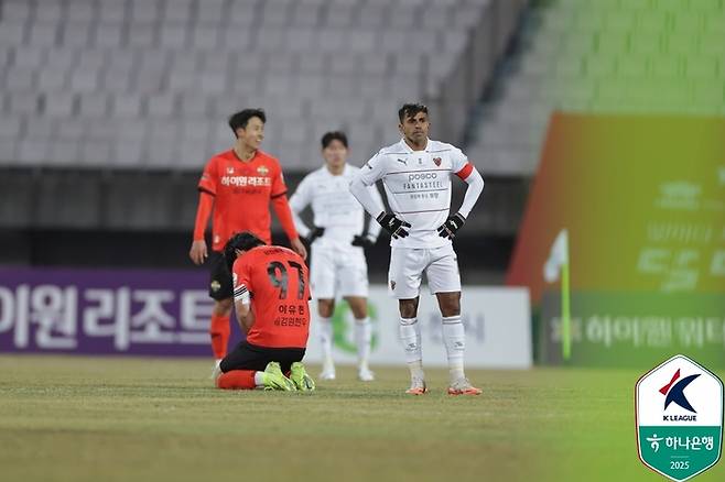 포항 선수들이 강원전에서 패한 뒤 아쉬워하고 있다. 사진 | 한국프로축구연맹