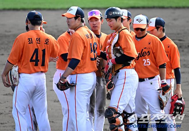 25일 일본 오키나와 킨 스타디움에서 열린 한화와 KIA의 연습경기, 한화가 4대1로 승리했다. 기쁨을 나누는 한화 선수들의 모습. 오키나와(일본)=허상욱 기자 wook@sportschosun.com/2025.02.25/
