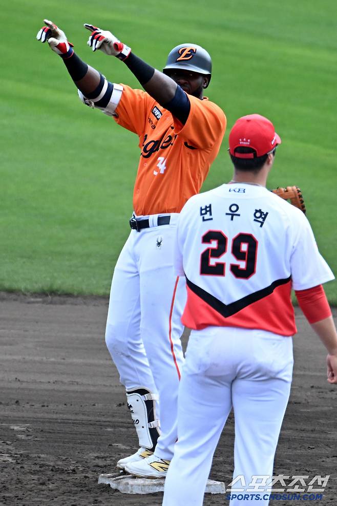 25일 일본 오키나와 킨 스타디움에서 열린 한화와 KIA의 연습경기, 4회초 2사 1,2루 한화 플로리얼이 역전 2타점 2루타를 치고 기뻐하고 있다. 오키나와(일본)=허상욱 기자 wook@sportschosun.com/2025.02.25/
