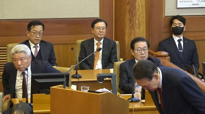 윤석열 대통령이 25일 오후 서울 종로구 헌법재판소에서 열린 대통령 탄핵심판 최종(11차) 변론기일에 출석해 최종의견 진술을 마친 뒤 재판관들에게 인사하고 있다./헌법재판소