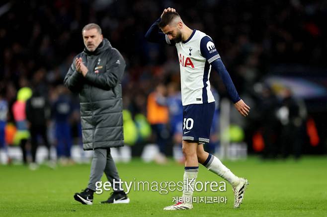 토트넘 벤탄쿠르(오른쪽)가 27일 토트넘 홋스퍼 스타디움에서 끝난 레스터와의 2024~25 EPL 23라운드 패배 뒤 아쉬워하고 있다. 왼쪽은 포스테코글루 토트넘 감독의 모습. 사진=게티이미지