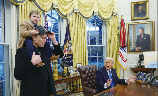 도널드 트럼프 미국 대통령 백악관 집무실에서 일론 머스크 테슬라 최고경영자(CEO)가 그의 4살짜리 아들 목말을 태워주고 있는 모습.(로이터=연합뉴스)
