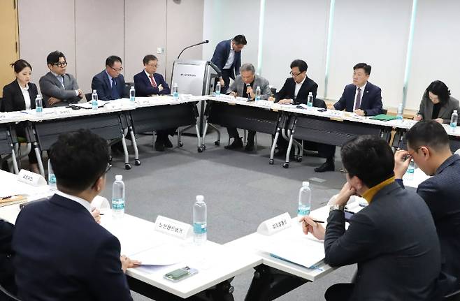 농림축산식품부는 25일 서울 에이티(aT)센터에서 박범수 차관 주재로 17개 주요 외식 기업, 3개 외식관련 단체와 간담회를 개최했다. 농식품부 제공