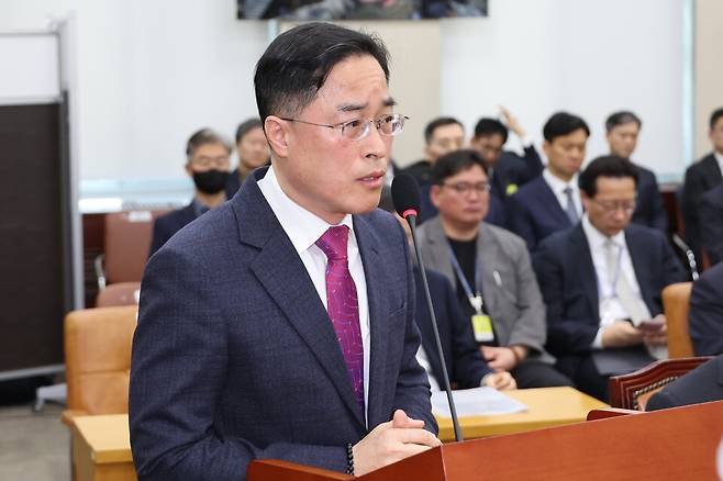 이진동 대검찰청 차장검사가 25일 서울 여의도 국회에서 열린 '윤석열 정부의 비상계엄 선포를 통한 내란 혐의 진상규명 국정조사 특별위원회' 5차 청문회에서 질의에 답하고 있다. ⓒ연합뉴스