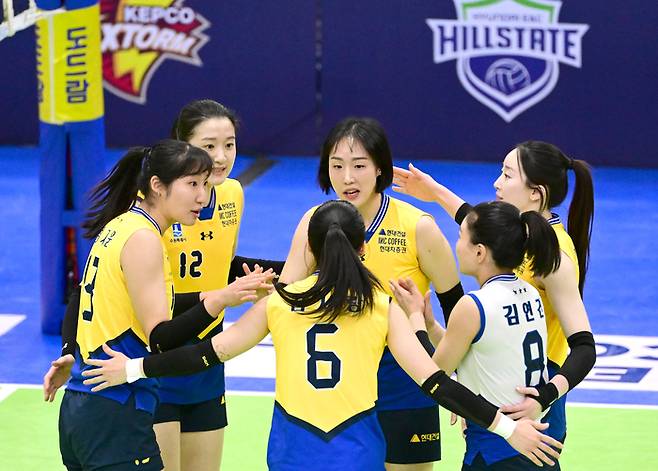 현대건설 선수들이 지난 21일 흥국생명전에서 득점 후 기뻐하고 있다. KOVO 제공