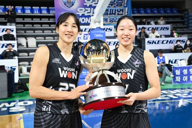 김단비(왼쪽)와 이민지. /사진=WKBL 제공