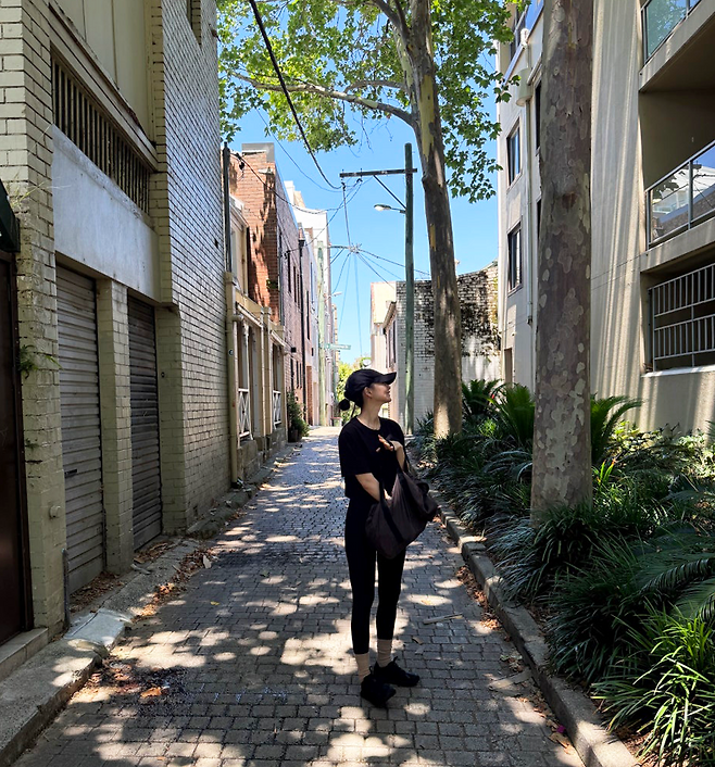 신민아 올블랙 코디