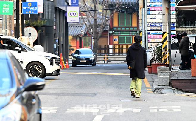 흉기를 휘두른 피의자가 경찰 실탄을 맞고 숨진 26일 오전 사건이 발생한 광주 동구 금남로 일방통행 도로에서 행인이 길을 지나고 있다. (사진=뉴시스)