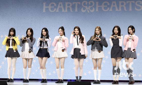 그룹 하츠투하츠가 24일 오후 서울 광진구 자양동 예스24라이브홀에서 열린 첫 싱글 '더 체이스'(The Chase) 쇼케이스 무대에 올라 포토타임을 갖고 있다. 박세완 엔터뉴스팀 기자 park.sewan@jtbc.co.kr