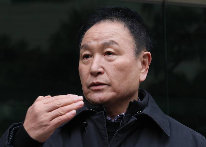 취재진 질문에 답하는 허정무 후보
(서울=연합뉴스) 이정훈 기자 = 제55대 대한축구협회장 선거에 출마한 허정무 후보가 22일 서울 종로구 축구회관 앞에서 긴급 기자회견을 하고 있다. 2025.1.22
