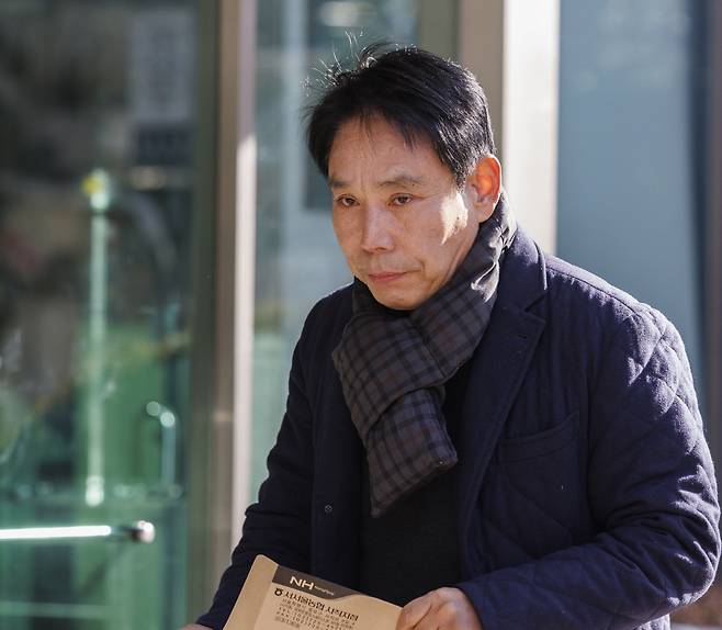 축구협회장 선거관련 기자회견 입장하는 신문선 후보
(서울=연합뉴스) 황광모 기자 = 제55대 대한축구협회 회장선거에 출마한 신문선 명지대 기록정보과학전문대학원 스포츠기록분석학과 초빙교수가 10일 오전 서울 종로구 축구회관 현관에서 법원 가처분으로 중지된 축구협회장 선거와 관련한 입장을 밝히기 위해 마이크 앞으로 이동하고 있다. 2025.1.10