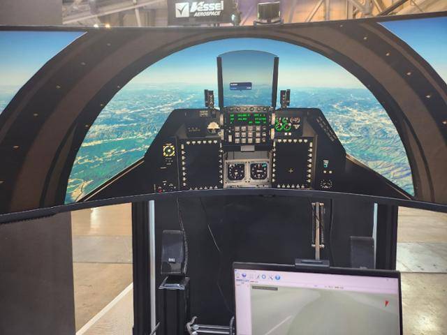 26일 부산 해운대구 벡스코에서 열린 2025 드론쇼 코리아의 KAI 부스에 마련된 AI 파일럿 시뮬레이터 내부. 부산=김현우기자