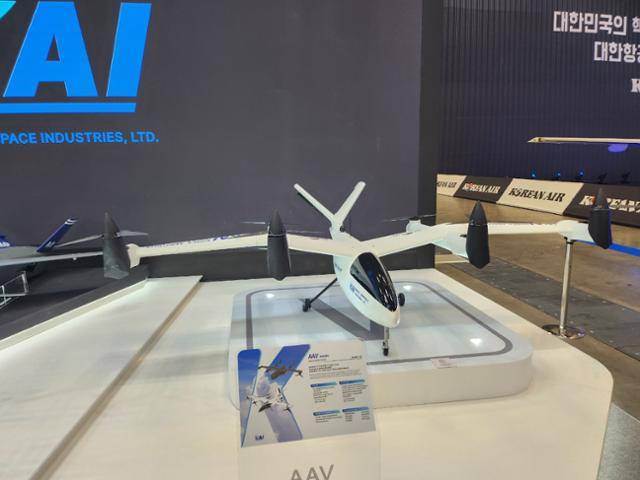 26일 부산 해운대구 벡스코에서 열린 2025 드론쇼 코리아의 KAI 부스에 전시된 미래형 비행체. 부산=김현우기자