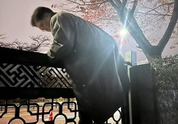 지난해 12월3일 오후 11시경 서울 여의도 국회에서 우원식 국회의장이 담을 넘어 본청으로 향하고 있다. 국회의장실 제공