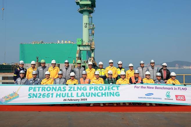 삼성중공업과 말레이시아 페트로나스, 일본 JGC 관계자들이 2월 26일 열린 'PFLNG TIGA' 진수식에서 기념 촬영을 하고 있다. 사진=삼성중공업