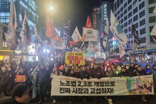 ▲ 지난 22일 서울 명동 세종호텔 앞. 복직을 요구 중인 고진수 세종호텔 지부장의 고공농성장으로 행진해온 시민들. ⓒ프레시안(최용락)