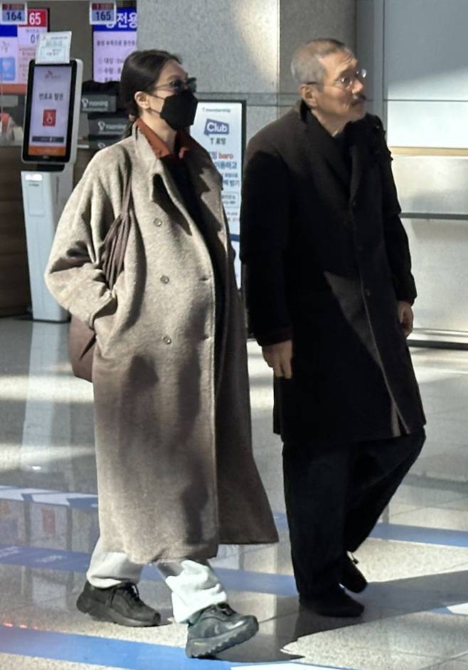 배우 김민희와 홍상수 감독이 지난 19일 인천국제공항을 통해 독일 베를린으로 출국하고 있다. 사진=BBS 제공, 뉴시스