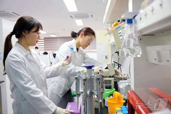 에이치엘비 연구원이 후보물질 분석을 하고 있다.(에이치엘비 제공)/뉴스1