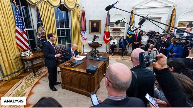 도널드 트럼프 대통령이 2025년 1월 20일 오후 백악관 내 집무실인 오벌 오피스에서 행정명령에 연쇄 서명하면서 기자들과 질의응답하고 있다./sns