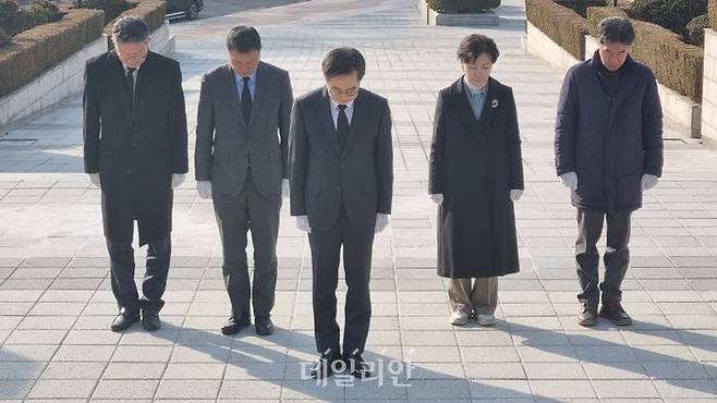 김동연 경기도지사가 27일 오전 대구 달서구 두류공원 2·28민주운동기념탑을 찾아 참배하고 있다.ⓒ데일리안 김찬주 기자