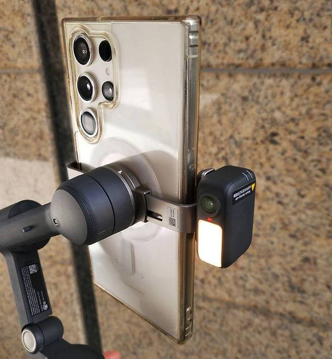 외장형 마이크 연동, LED 조명, 외부 카메라앱 연동 기능 등을 제공하는 ‘다기능 모듈’ / 출처=IT동아